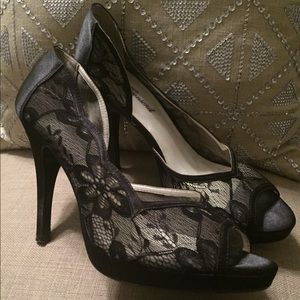 Lace Heeled Pumps